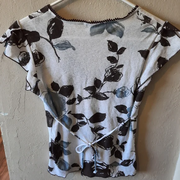 Girls size Large Short sleeve shirt. - Picture 2 of 3
